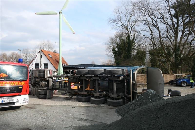 Kieslaster kippt in Hemmoor auf Straße – Enormer Schaden Der Kieslaster beschädigte auch noch einen Container sowie ein weitere Firmenfahrzeug. Foto: Polizei