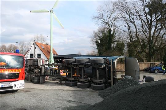 Der Kieslaster beschädigte auch noch einen Container sowie ein weitere Firmenfahrzeug. Foto: Polizei