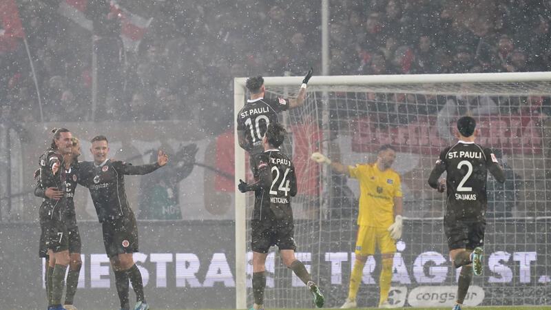 Im Schneegestöber: HSV lacht über Slapstick-Eigentor Der Kiezclub jubelt nach dem Eigentor von HSV-Keeper Daniel Heuer Fernandes.