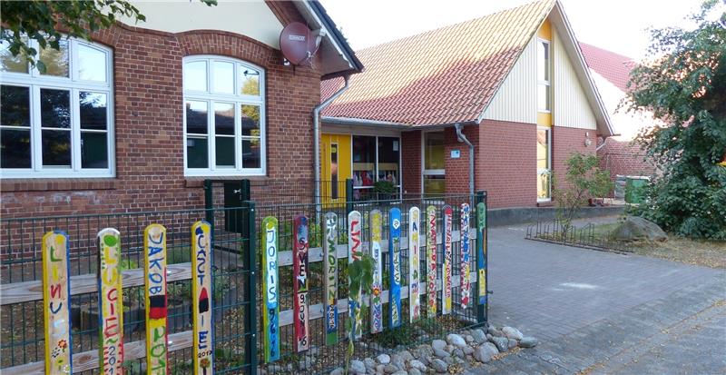 Der Kindergarten (links Hauptgebäude, Mitte erster Anbau) erhält ein zusätzliches Gebäude (ganz rechts). Foto Eidtmann