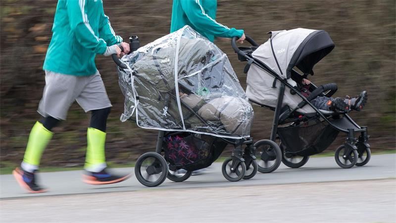 Der Kinderwagen kann vor Verletzungen schützen. (Symbolbild)