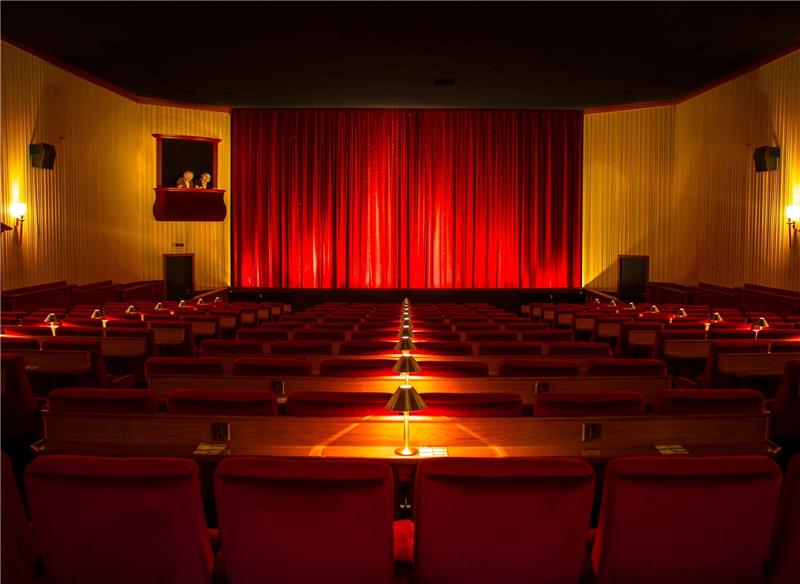 Vorhang auf für das kultige Kino Der Kinosaal mit der Großleinwand, den Lämpchen und den Serviceknöpfen ist etwas Besonderes. Satler und Waldorf, die beiden Läster-Opas von den Muppets, gucken sich das Lichtspiel-Theater von den Balkonplätzen aus an. Foto: Lepél