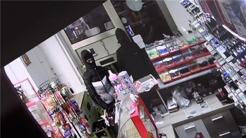 Kioskbesitzer schließt Bewaffnete ein Der Kioskbesitzer sperrte die zwei mit einem Messer bewaffneten Räuber ein.