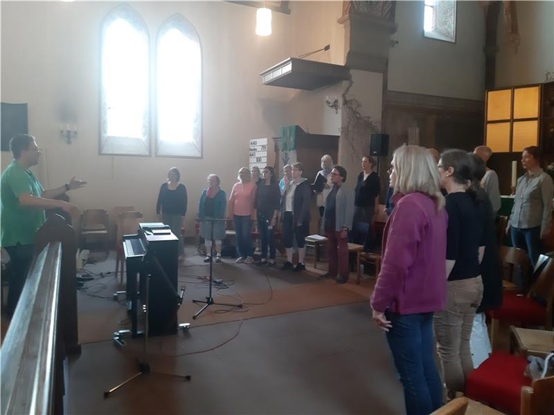 Der Kirchenchor „Monavox“ mit Chorleiter Gregor Wessel bei einer Probe in der Kirche Neukloster. Foto: Frank