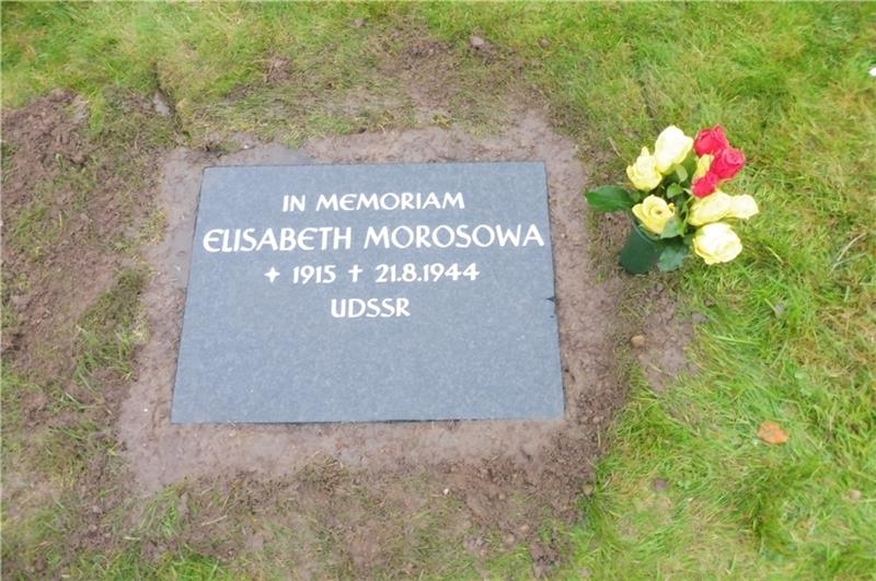 Der Kissenstein für Elisabeth Morosowa auf dem Beckdorfer Friedhof .