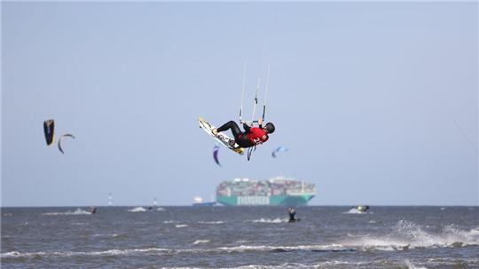 Der Kite-Spot an der Kugelbake in Döse ist bei Wassersportlern besonders beliebt - und erlaubt.