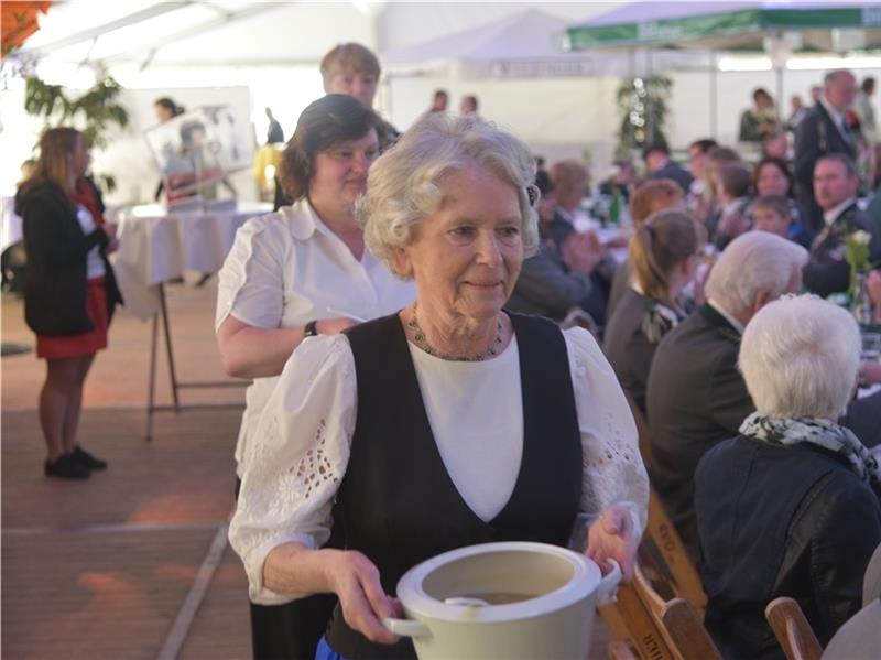 Der Klassiker beim Schützenfrühstück in Wiepenkathen: Zur Mittagszeit wird im Festzelt eine kräftige Erbsensuppe serviert.