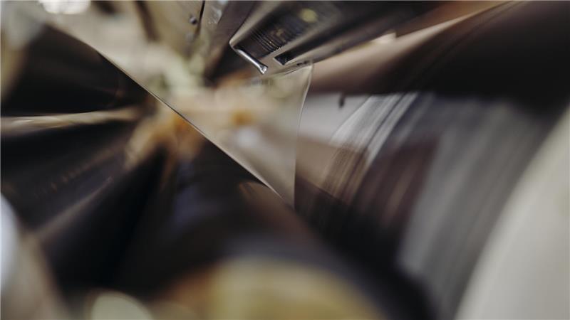 Schweizer Besitzer verkauft Pontacol: Standort in Buxtehude betroffen Der Klebefilm wird über Umlenkrollen geglättet und zu verkaufsfertigen Rollen gewickelt.