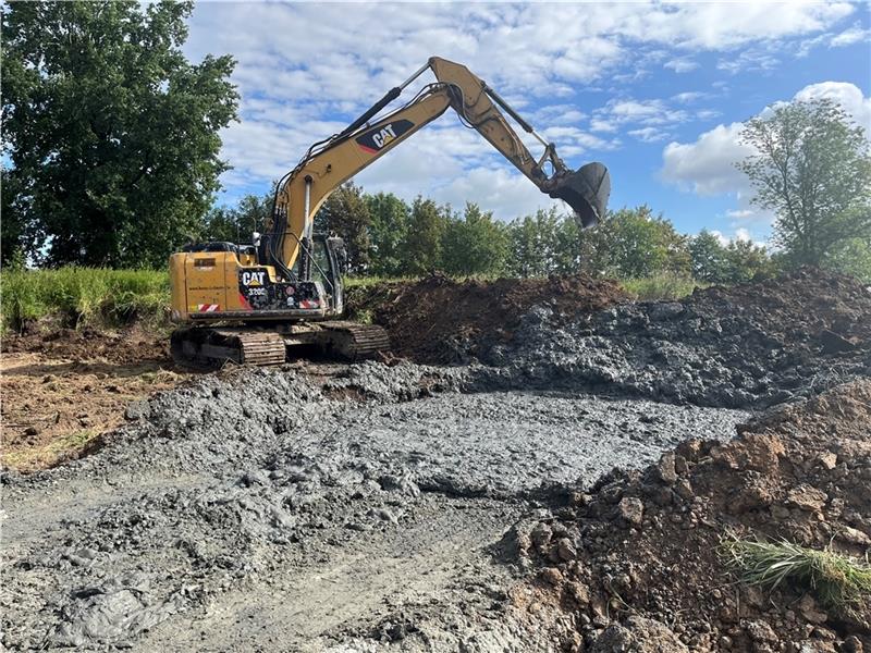 Hier wird der Kleiboden für Deichbau an der Lühe und im Bullenbruch gebunkert Der Kleiboden-Cocktail aus dem Nord-Ostsee-Kanal landet in Becken aus Erdwällen aus bereits getrocknetem Klei. Foto: Vasel