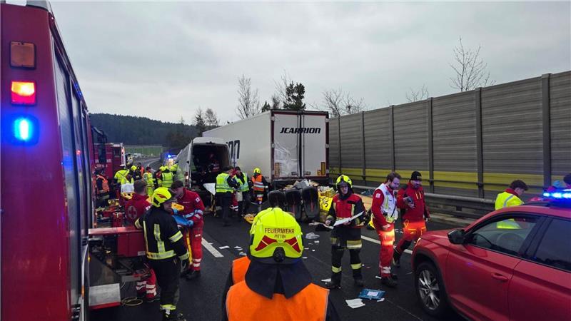 Der Kleinbus, in dem vier Menschen starben, war mit sieben Frauen und einem Mann besetzt. Alle stammen aus der Ukraine.