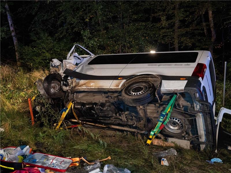Der Kleintransporter ist mit einem anderen Auto in Oberbayern kollidiert.