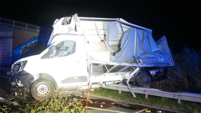 Der Kleintransporter verkeilte sich nach der Kollision auf der Autobahn 1 in der Leitplanke.