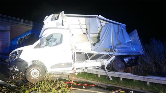 Der Kleintransporter verkeilte sich nach der Kollision auf der Autobahn 1 in der Leitplanke.