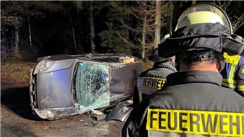Der Kleinwagen hat sich auf der K44 im Rüstjer Forst überschlagen.