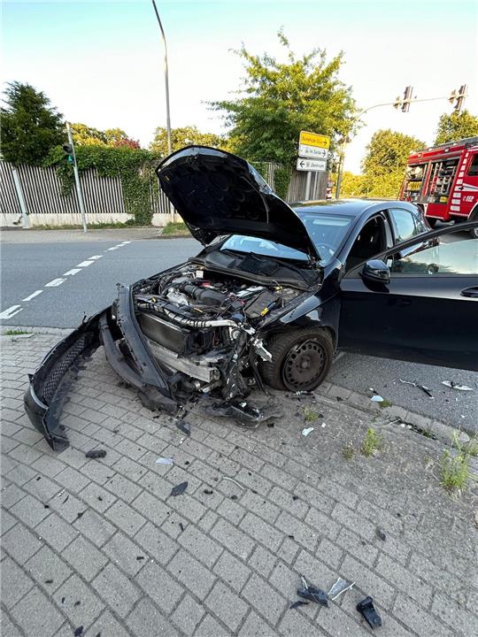 Der Kleinwagen wurde bei dem Unfall zerstört. Fotos. Feuerwehr Harsefeld