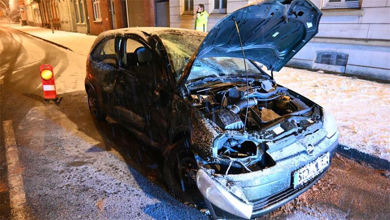 Der Kleinwagen wurde stark beschädigt und über die Straße geschleudert.