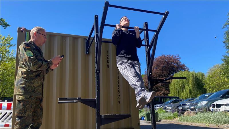 Wie fit muss ein Soldat sein? TAGEBLATT-Redakteur macht in Buxtehude den Test Der Klimmhang ist eine Kraftausdauerübung. Dabei verharrt man mit dem Kinn oberhalb einer Klimmzugstange im Kammgriff (Handrücken zeigt vom Körper weg).