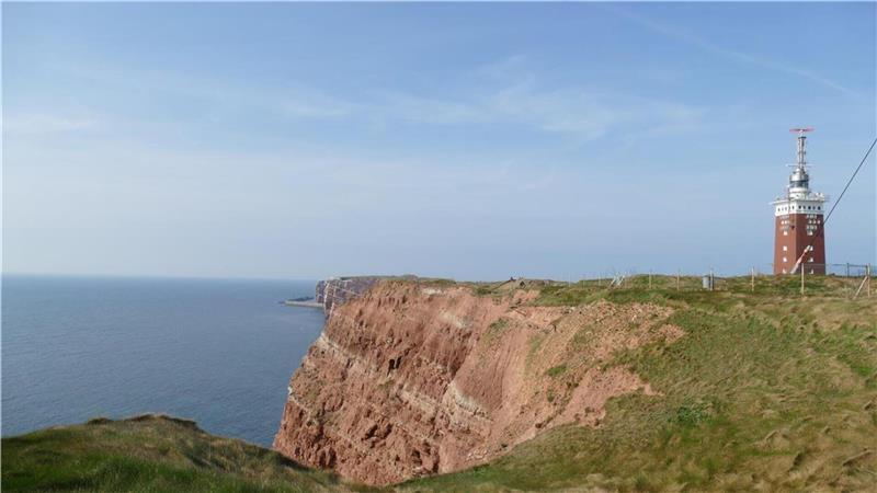 Der Klippenrandweg auf Helgoland ist ein etwa drei Kilometer langer Rundweg, der um die Insel führt. Er bietet spektakuläre Aussichten auf das Meer und ist auch für Rollstuhlfahrer geeignet.