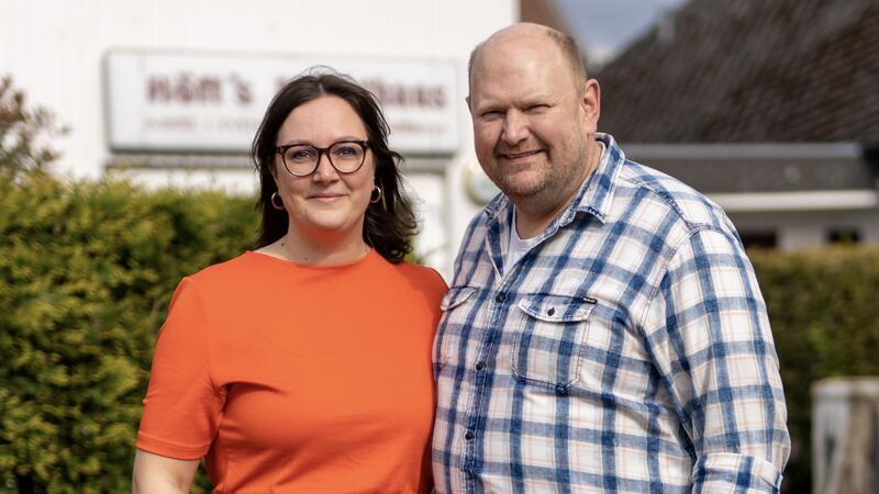 Der Koch und Betriebwirt Lars Höft ist der neue Inhaber von Höft's Markthaus in Neukloster. Seine Lebensgefährtin Jana Tamke kümmert sich als Office-Managerin um Büro, Buchhaltung und Personal.