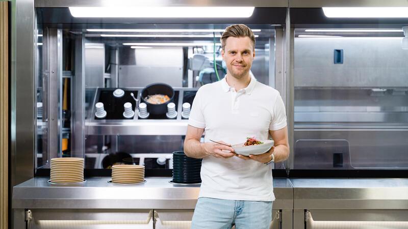 Der Kochroboter des Hamburger Start-ups Goodbytz hält in immer mehr Küchen Einzug. Hier präsentiert Hendrik Susemihl, einer Goodbytz-Gründer, eine der Maschinen.