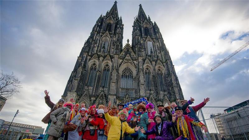 Straßenkarneval beginnt unter starkem Polizeischutz Der Kölner Karneval zieht auch viele Besucher aus dem Ausland an - hier eine Gruppe von Niederländern.