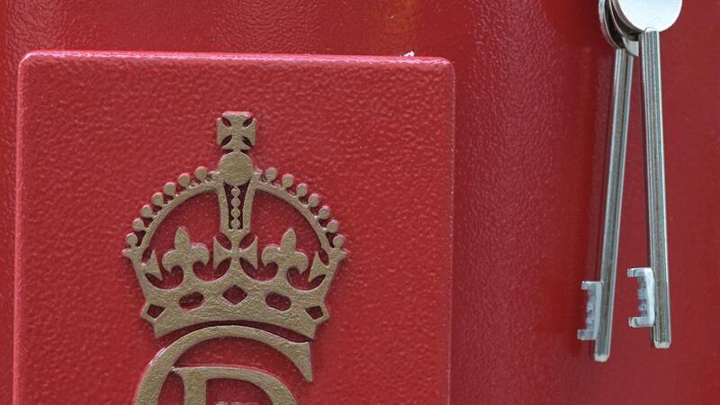 Erster Briefkasten mit Monogramm von König Charles enthüllt Der König ist seit September 2022 im Amt.
