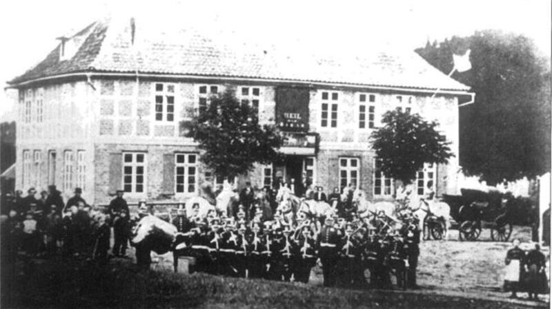 Ehemaliges Traditionsgasthaus in Cadenberge wird abgerissen Der König mit Entourage am 6. Juli 1862 nach dem Kirchgang vor dem Gasthaus „Zum weißen Roß“ in Cadenberge.