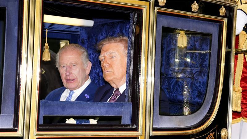 Der König und der Präsident fuhren gemeinsam in einer pompösen Kutsche.