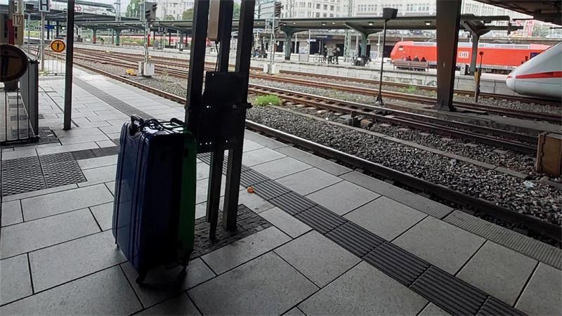 Der Koffer wurde zwischen den Gleisen 11 und 12 abgestellt.