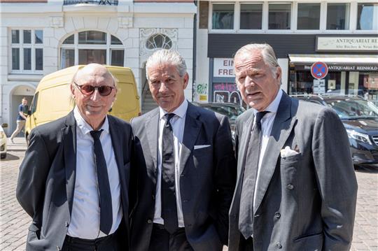 Der Komiker Otto Waalkes (l-r), Christian Völkers, Immobilienmakler, und der Gutsbesitzer Enno von Ruffin stehen vor Beginn desTrauergottesdiensts für Bertram Rickmers vor der Hauptkirche St. Michaelis. Der Reeder war am 22. Mai nach einem Sturz gestorben. Foto: Markus Scholz/dpa