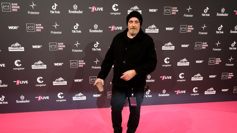 Torsten Sträter: Bundeswehr gab mir Struktur Der Komiker Torsten Sträter kommt über den Roten Teppich zur Verleihung der 1Live Krone in der Jahrhunderthalle.