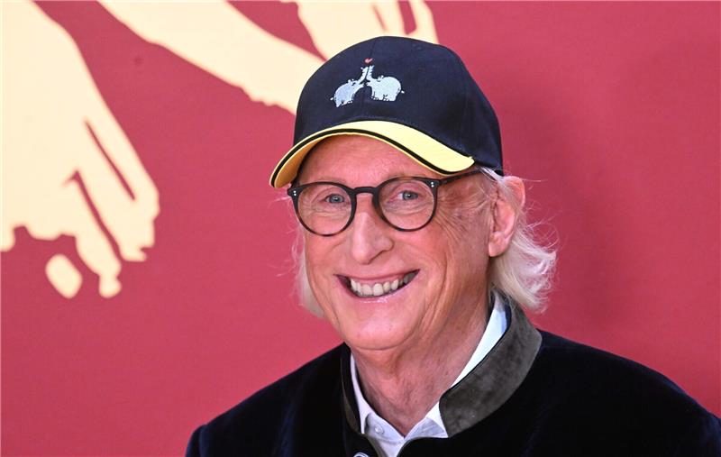 Der Komiker und Künstler Otto Waalkes zeigt sich beim Presserundgang durch "Otto die Ausstellung" von Otto Waalkes im Buchheim Museum. Foto: Felix Hörhager/dpa