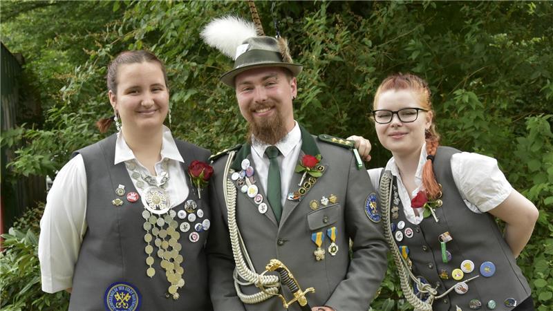 Jungschützen der Buxtehuder Gilde: Warum sie so viel Spaß an Tradition haben Der Kommandeur als Hahn im Korb: links Franziska Velten, rechts Johanna Meyer.