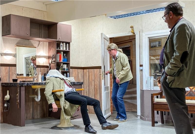 Heiratsschwindel im Frisiersalon Der Kommissar (Dustin Matthes) ist nicht tot, wie Happe (Lothar Hink) vermutet. Salon (Harry Löll) hat ihn mit Ether eingeschläfert. Foto: Dammer