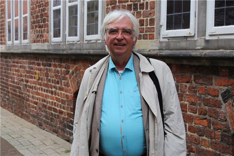 Klassik-Experte aus Stade komponiert moderne Stücke für Streicher Der Komponist Burkhard Egdorf vor dem historischen Rathaus in Stade. In der Hansestadt machte er als Jugendlicher seine ersten Kompositionsversuche. Foto: Frank