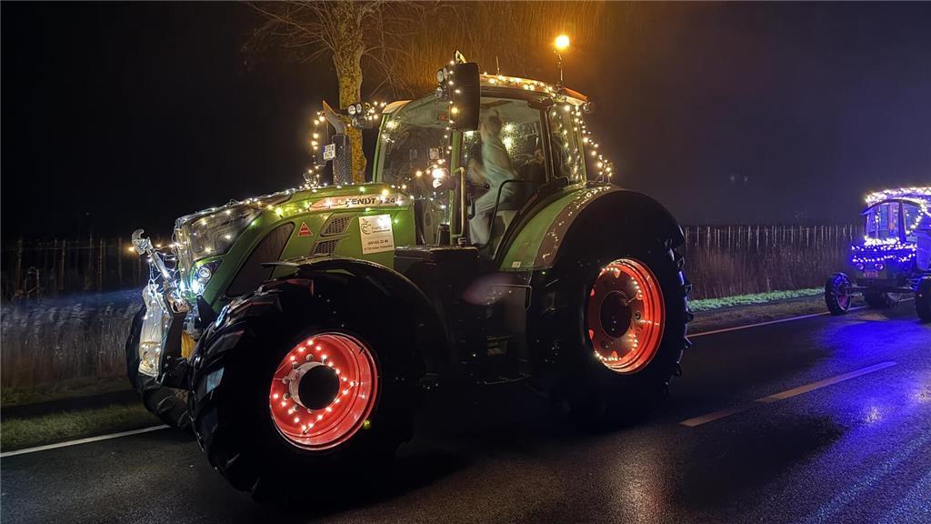 Der Konvoi auf dem Weg durch das Alte Land.