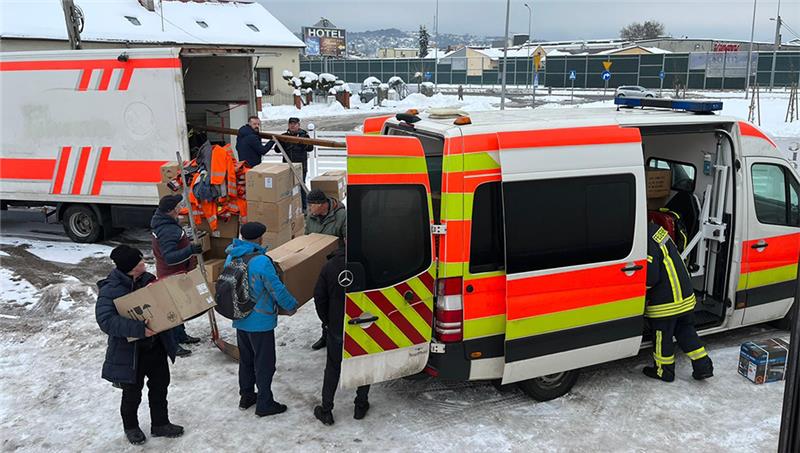 Der Konvoi aus dem Landkreis Stade mit Hilfsgütern für die Ukraine ist in Polen angekommen. Fotos: Evers / Bastian