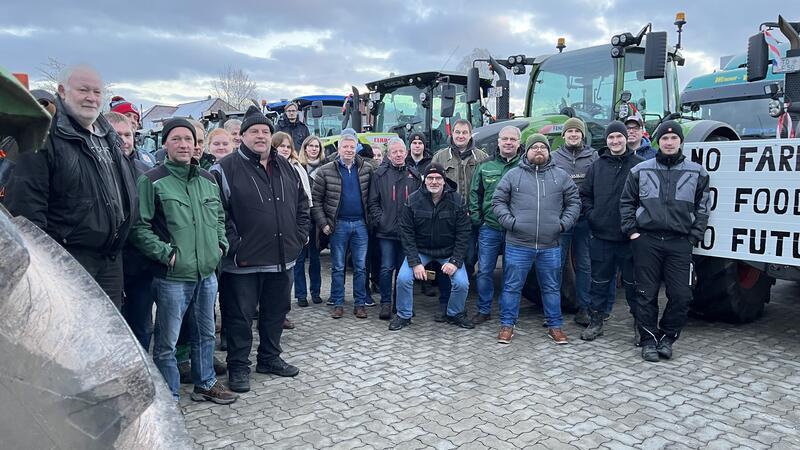 Demonstrationszug durch den Landkreis Stade: Landwirte legen den Verkehr lahm Der Konvoi der Landwirte von der Geest fasste geschätzte 100 Fahrzeuge.