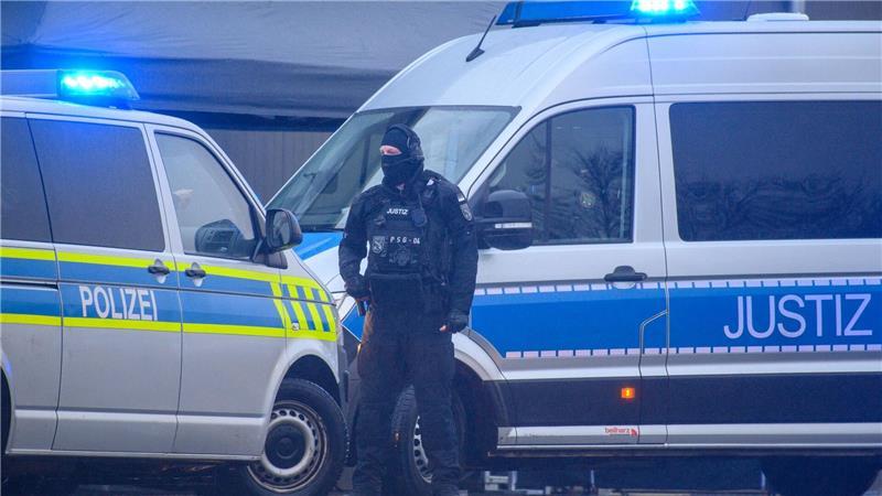 Der Konvoi mit Taleb al-Abdulmohsen fährt vor das temporäre Gerichtsgebäude in Magdeburg.