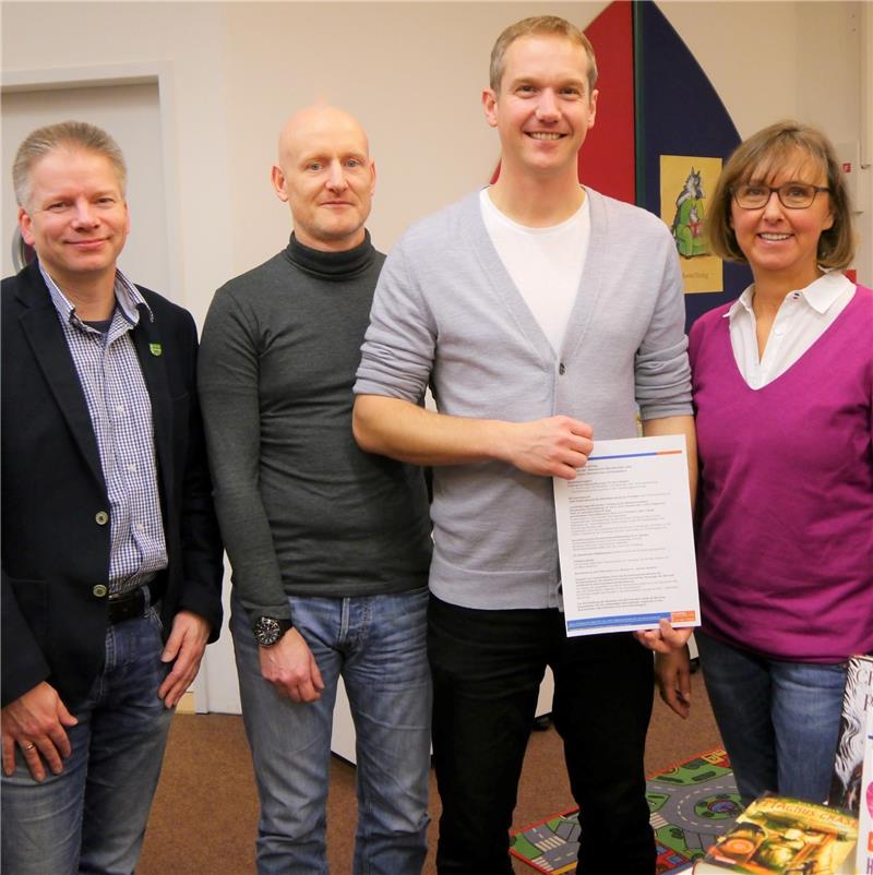 Der Kooperationsvertrag wurde unterzeichnet: Tim Siol, Thomas Hoffschröer, Matthias Mickeleit und Büchereileiterin Petra Abel (von links).