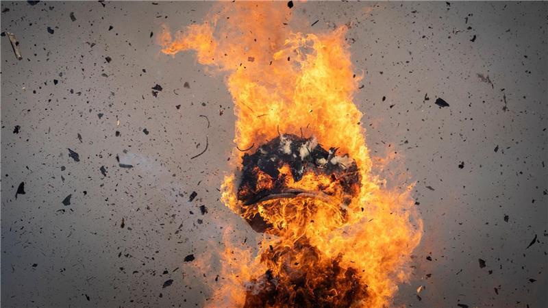 Der Kopf des „Böögg“ explodiert nach 12 Minuten und 48 Sekunden auf dem Sechseläutenplatz in Zürich.  Das Sechseläuten ist ein traditionelles Winterabschlussfest mit einem Umzug von Zünften in historischen Uniformen zu Pferd und der Verbrennung des Böögg, eines symbolischen Schneemanns.