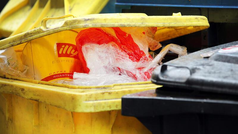 Der Kostenstreit um den Abfall aus der Gelben Tonne und dem Gelben Sack ist noch immer nicht beendet. Foto: Martin Gerten/dpa