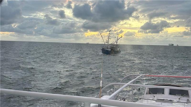 Der Krabbenkutter trieb manövrierunfähig vor Cuxhaven. Die Seenotretter schleppten den Havaristen sicher in den Hafen.