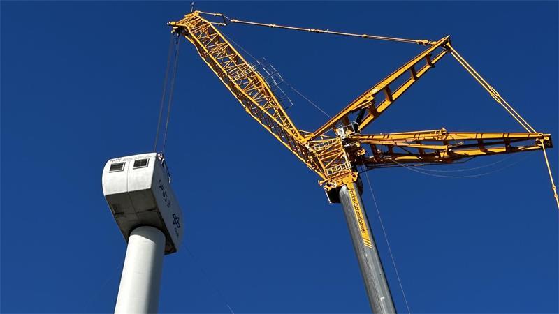 29 Tonnen am Haken: In Krummendeich entsteht ein begehrtes Forschungsobjekt Der Kran hat die Gondel am Haken und auf den Turm aufgesetzt.