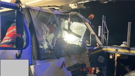 Der Kranfahrer wurde schnell gerettet - der Sattelzugfahrer blieb unverletzt.