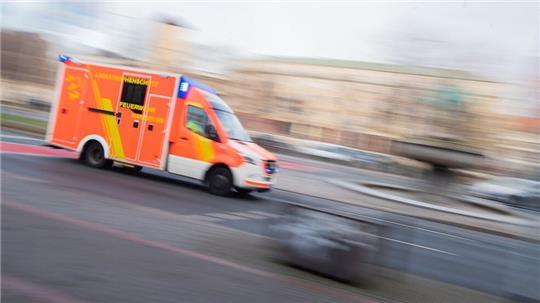 Der Krankentransportwagen war am Horster Dreieck auf den Fahrbahnleiter geprallt.