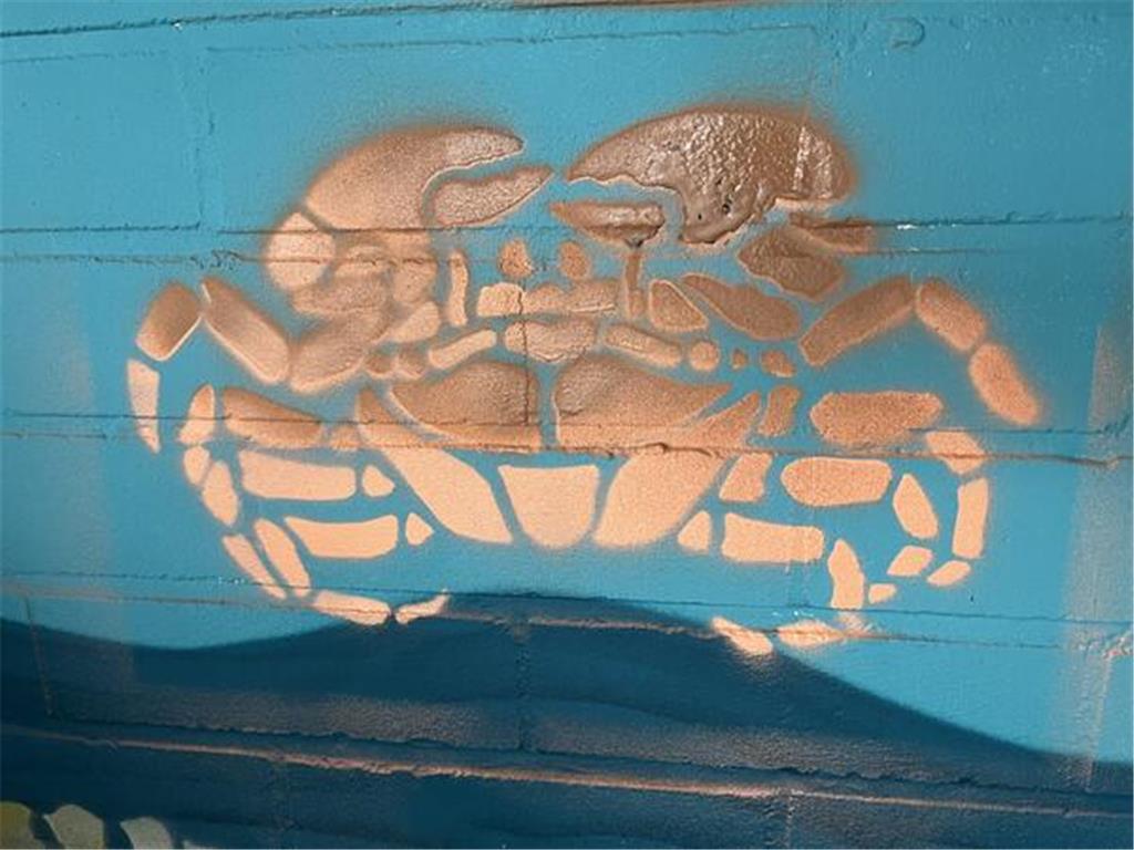 Der Krebs glänzt noch von der nassen Sprühfarbe.