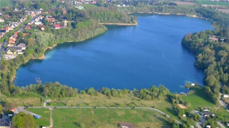 Der Kreidesee bei Hemmoor aus der Vogelperspektive: Ein beliebtes Ziel für Taucher - mit bis zu 60 Metern Tiefe und außergewöhnlicher Sicht.