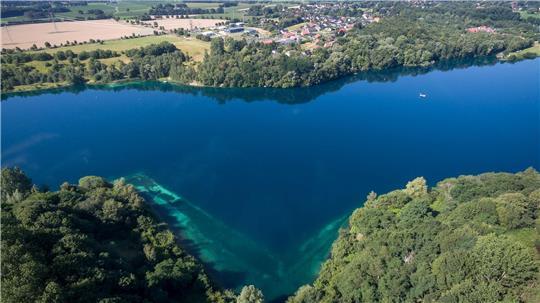 Der Kreidesee ist ein beliebtes Ziel für Taucher. (Luftbild mit einer Drohne) Bei einem Tauchlehrgang im Kreidesee ist eine 30-Jährige bei Hemmoor nahe Cuxhaven ertrunken. (zu dpa: «Taucher stirbt bei Unfall im Kreidesee»)