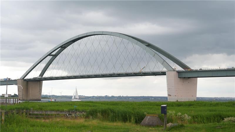 Streit um Unterhaltskosten für Fehmarnsundbrücke geht weiter Der Kreis Ostholstein wäre durch die Übernahme der Straßenbaulast finanziell und technisch überfordert. (Archivbild)